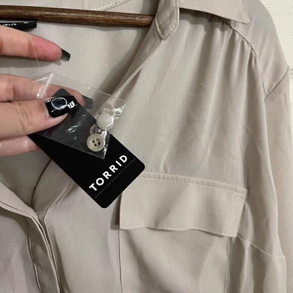 Torrid Womens NWT Gray Harper Georgette Collared Roll Tab 3/4 Sleeve Blouse 3X - Picture 4 of 9